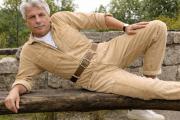Mann in Vintage-Look auf Holztr�ger