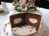 Herztorte mit Blumengesteck im Anschnitt.JPG