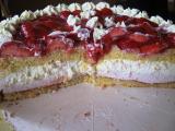 Erdbeer-Sahne Torte im Anschnitt.JPG