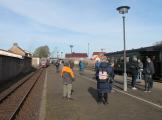 3. Nordhausen, die ersten GÃ¤ste sind da und 8902 verÃ¤ÃŸt den Bahnhof,wÃ¤hrend 99 6001 am Stellwerk wartet. 27032024.jpg