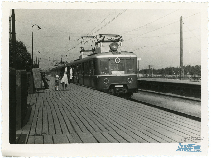 elektrirong EM167 PÃ¤Ã¤skÃ¼las 1. teel perrooni Ã¤Ã¤res, 1951.jpg